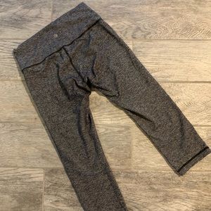 Lululemon grey wunder under crop. SIZE 8